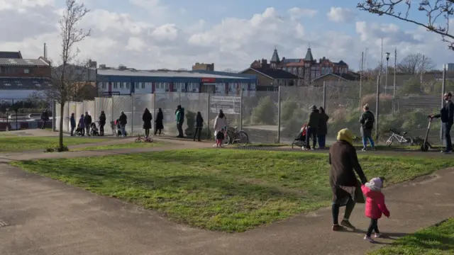 Родители забирают детей из начальной школы в Лондоне.