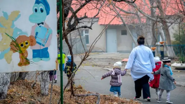 Вихователька з дітьми з дитячого будинку