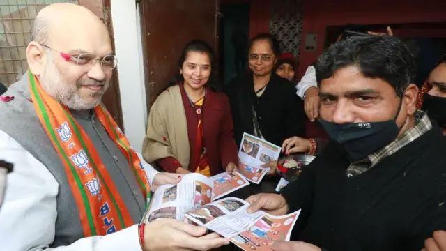 కరపత్రాలు పంచుతున్న అమిత్ షా