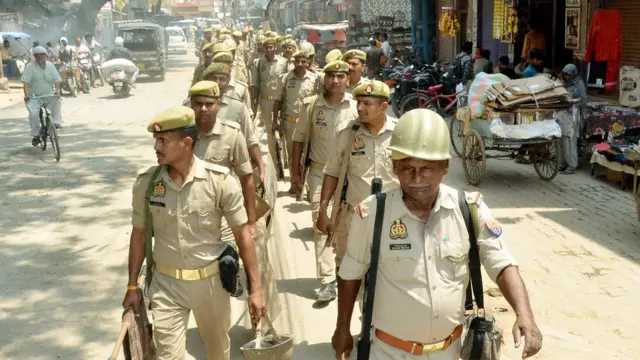 पुलिस फ्लैग मार्च