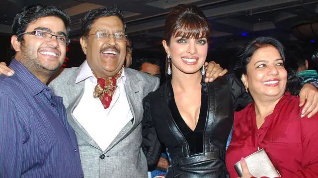 پرینکا اپنے والدین اور بھائی کے ساتھ