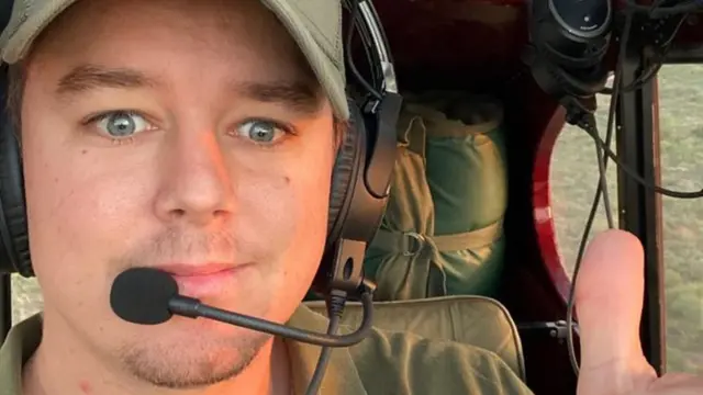 항공기를 타고 슈퍼 터스커 코끼리를 따라다니는 닉 할러