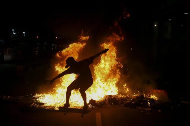 स्केट बोर्ड पर सवार एक युवक