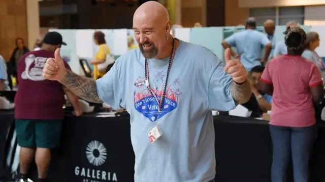 Hombre vota en Nevada.