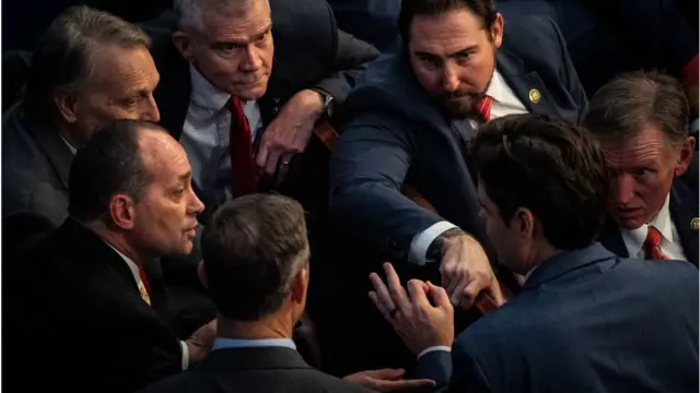 Congresistas republicanos discuten este martes ante la división dentro del partido por la presidencia de la Cámara de Representantes.