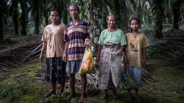 Ridah, 35 ans, Cilin, 60 ans, Siti, 60 ans, et Yenita, 12 ans, Orang Rimba Desa, à Tebing Tinggi