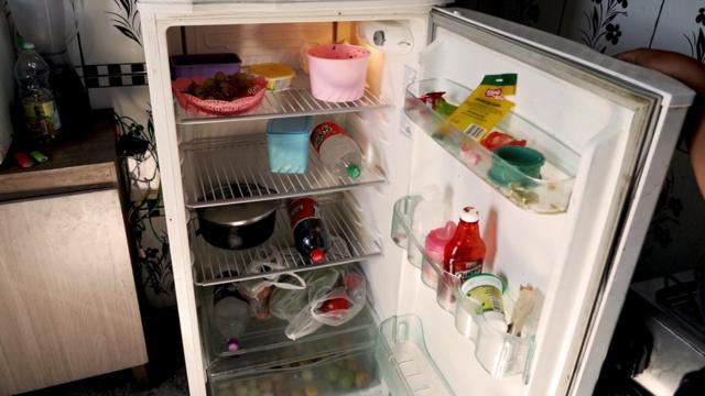 Geladeira da casa onde Vitória vive com o marido e a filhadupla chance x2 pixbet1 ano quase vazia, apenas com duas garrafas e poucos elimentos, como temperos e tomates