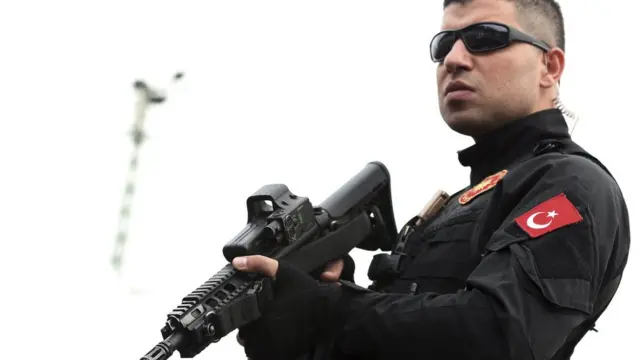 د ترکیې یو امنیتي کس د اردوغان د وینا پرمهال د امنیت نیولو پروخت