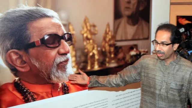 পিতা বাল ঠাকরের প্রতিকৃতির সামনে মহারাষ্ট্রের বর্তমান মুখ্যমন্ত্রী উদ্ধব ঠাকরে