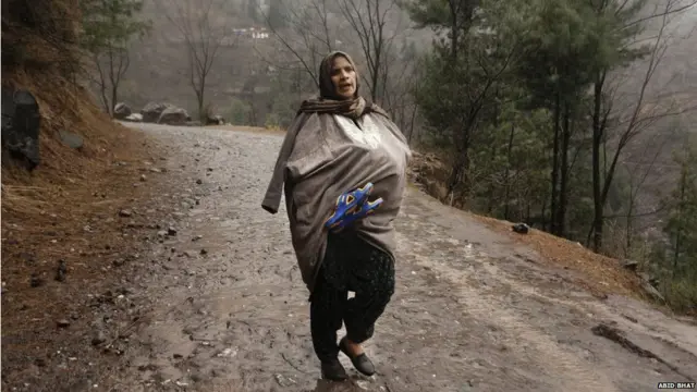 ਔਰਤ ਨੂੰ 10 ਦਿਨਾਂ ਦੇ ਬੱਚੇ ਨਾਲ ਭੱਜਦੇ ਦੇਖਿਆ ਗਿਆ.