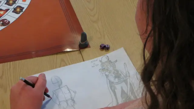 Uno de los jugadores dibujando un personaje