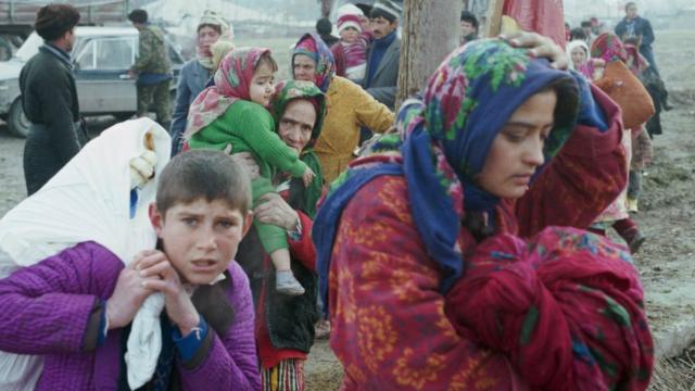 Таджикистан. Хатлонская область. 26 декабря 1992 г. Жители окрестных кишлаков города Кумсангира покидают зону боевых действий