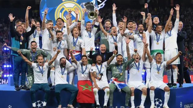 Los jugadores del Madrid celebran el título obtenido en Kiev.