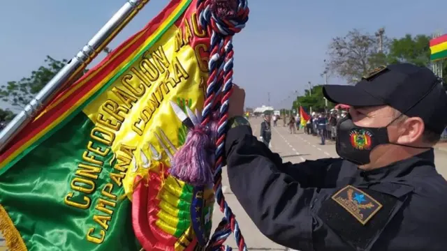 Soldado con bandera de Bolivia