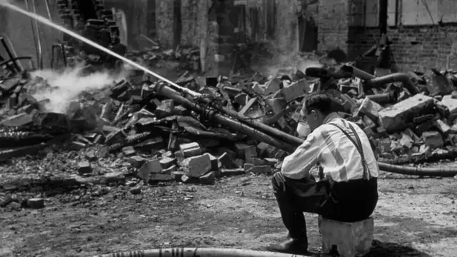 दुसऱ्या महायुद्धाच्या काळात असे हजारो-लाखो बॉम्ब नाझी जर्मनीने ब्रिटनवर टाकले होते