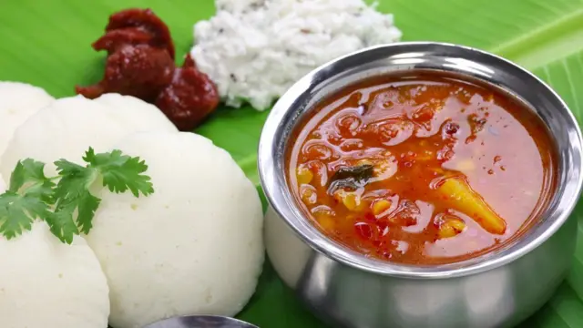 संभाजी महाराज यांच्या नावावरुन सांबार शब्द तयार झाला का? सांबार नक्की कसं तयार झालं? इडली सांबार, ओंकार करंबेळकर, बीबीसी मराठी