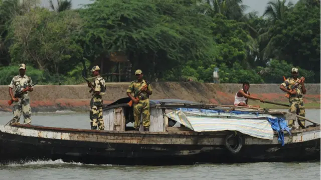 বাংলাদেশ ও ভারতের সীমান্তবর্তী কালিন্দী নদীতে প্রহরারত বিএসএফ