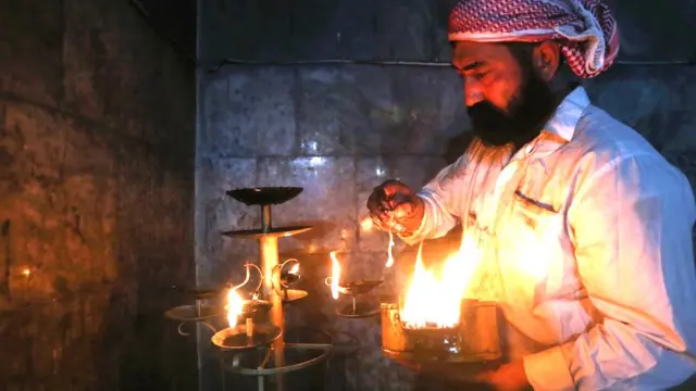 Yazidi iraquiano acende vela