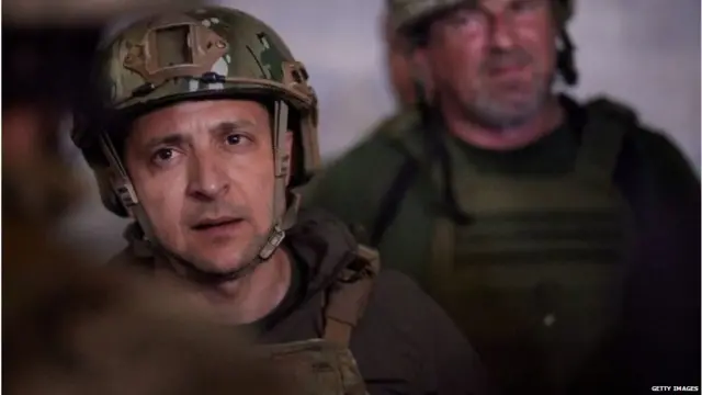 यूक्रेन के वोलोदिमीर ज़ेलेंस्की ने जून 2021 में डोनबास इलाक़े में रूस समर्थक विद्रोहियों से लड़ रहे अपने सैनिकों के साथ