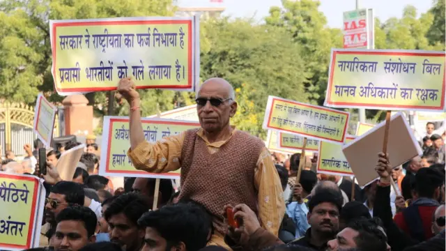 जगह-अजमेर: राष्ट्रीय विचार मंच के कुछ कार्यकर्ता नागरिकता क़ानून के समर्थन में ऐसे प्ले कार्ड लिए नज़र आए