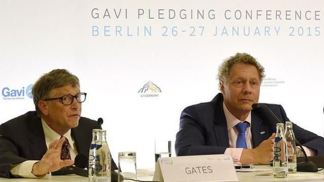 Seth Barkley (centre) and the billionaire philanthropist Bill Gates (left) in a 2015 press conference