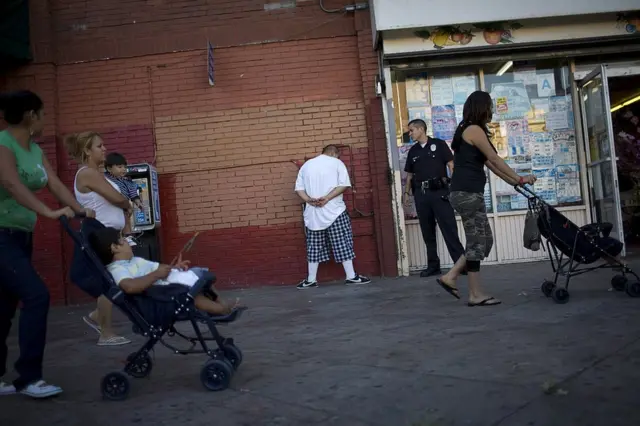 Un agente del Departamento de Policía de Los Ángeles junto a un supuesto miembro de la MS-13 detenido en el barrio de Rampart el 14 de septiembre de 2007.