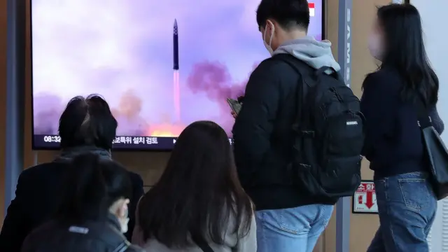 지난 3월 16일 서울역 대합실에서 시민들이 북한의 탄도미사일 발사 관련 뉴스를 바라보고 있다. 합동참모본부는 이날 오전 7시10분쯤 평양 순안 일대에서 동해상으로 발사한 장거리 탄도미사일 1발을 포착했다고 밝혔다