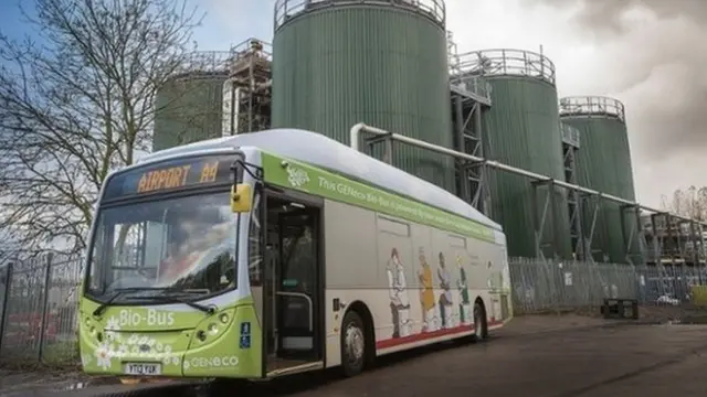 Ônibus abastecido com biocombustível