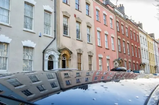 பிரிஸ்டலில் உள்ள வீடுகளை பிரதிபலிக்கும் கார்களின் மேற்கூரைகள்