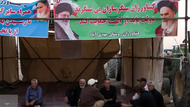 تجمع اعتراضی به وضعیت آب کشاورزی از سوی برخی کشاورزان و تراکتورداران اصفهان در حال برگزاری است