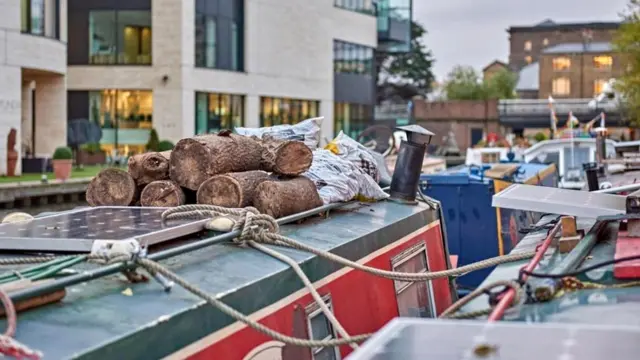 В этой части Риджентс-Канал неподалеку от Кингс-Кросс так много лодок, что некоторые из них швартуются по три в ряд