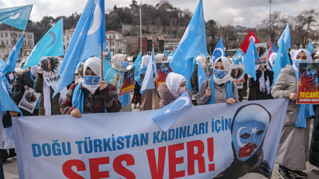 Женщины на акции протеста в Стамбуле