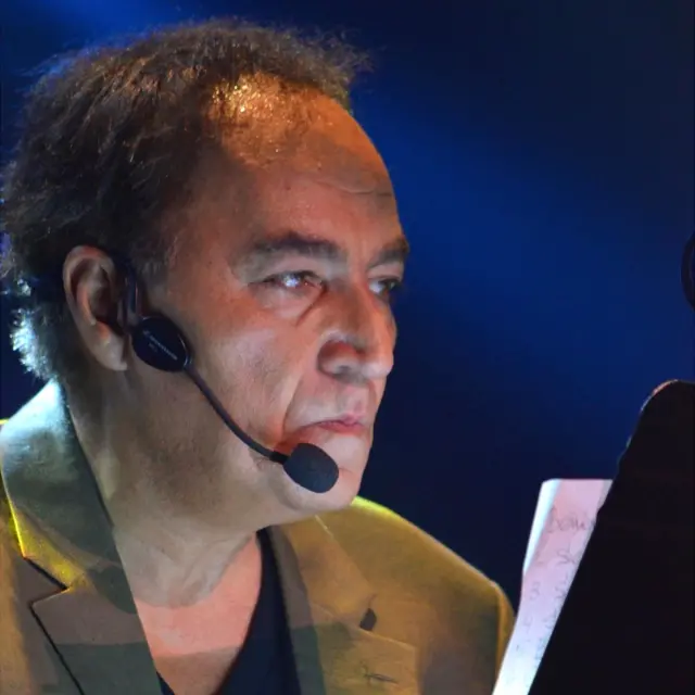 شهیار قنبری شاعرِ ترانه‌خوان