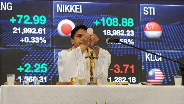 Rimokatolički sveštenik drži misu prvog dana rada Filipinske berze u Manili