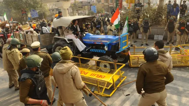 પોલીસના બૅરિકેટને ખસેડીને આગળ વધતું ખેડૂત આંદોલનકારીઓનું ટ્રૅક્ટર