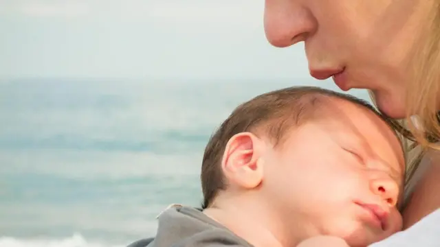 Мама з немовлям