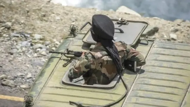 लेह की ओर बढ़ता भारतीय सेना का क़ाफ़िला