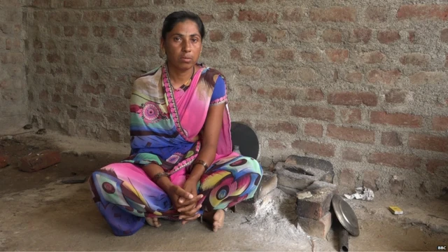 वडिलांनी आत्महत्या केल्यानंतर घराचा सर्व भार प्रज्ज्वलच्या आईवर आला.