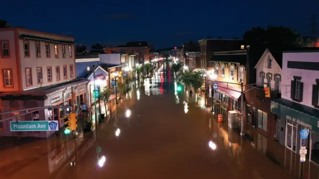 ઇડા વાવાઝોડાને પગલે અમેરિકાના ન્યૂ જર્સીમાં પૂરની સ્થિતિ સર્જાઈ હતી