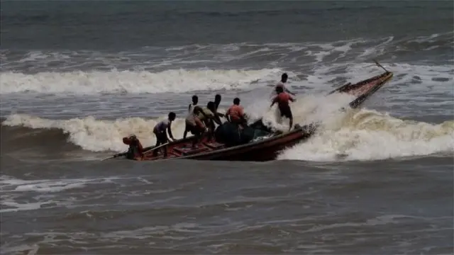 ঘূর্নিঝড়ের কারণে গভীর সাগরে মাছ ধরতে না যেতে জেলেদের পরামর্শ দিয়েছে আবহাওয়া বিভাগ (পুরনো এ ছবিটি প্রতিকী হিসেবে ব্যবহার করা হলো)।