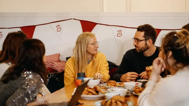 Ljudi na pauzi za ručak