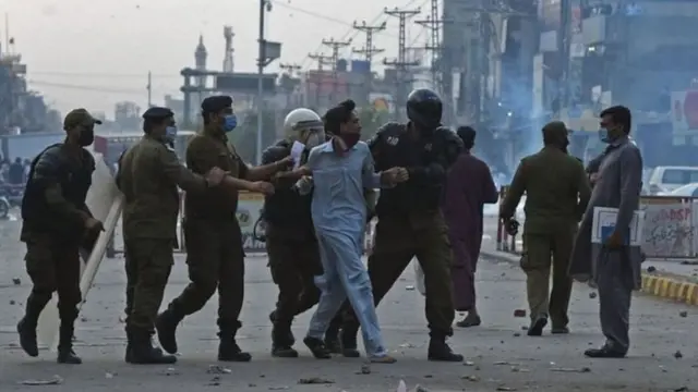 પાકિસ્તાનમાં હિંસક પ્રદર્શનો