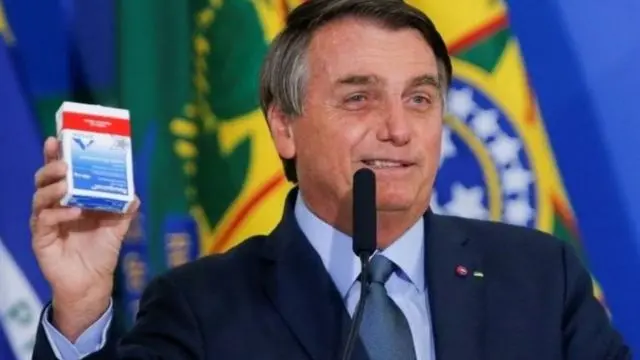 Jair Bolsonaro posa com caixawww brasilbingo comcloroquina