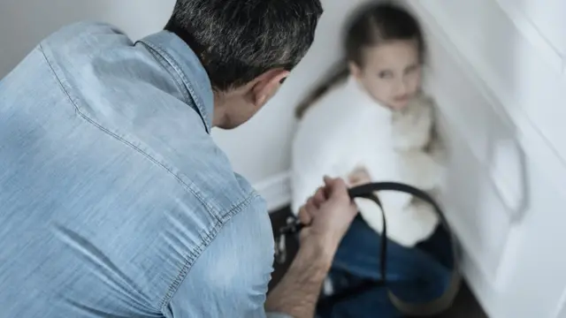 Hombre golpeando a una niña