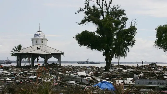 Reruntuhan sebuah masjid di Meulaboh, Aceh, 2004