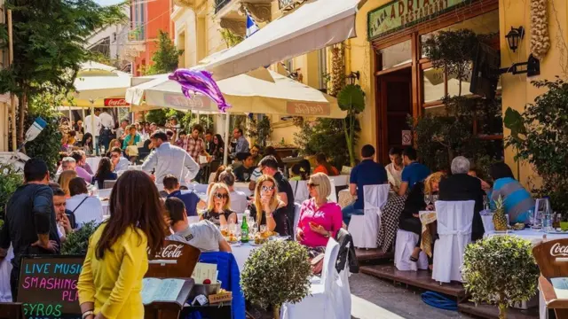 أحد مقاهي أثينا يعج بالزائرين
