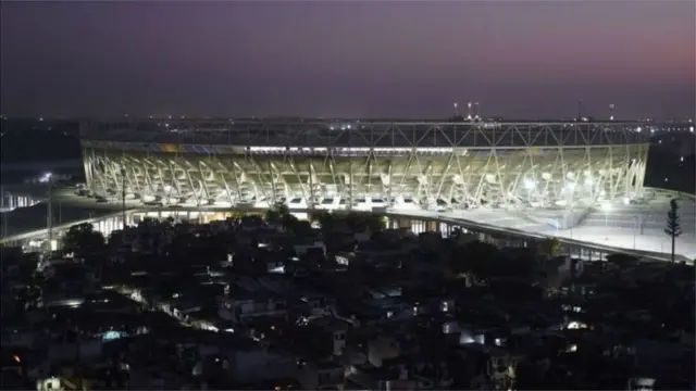 আহমেদাবাদে তৈরি বিশ্বের সবচাইতে বড় ক্রিকেট স্টেডিয়াম মোতেরা স্টেডিয়ামের উদ্বোধন করেছিলেন ডোনাল্ড ট্রাম্প ও নরেন্দ্র মোদী