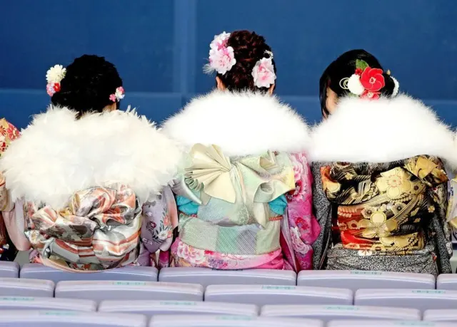 பதின்ம வயதை கொண்டாடும் ஜப்பானியர்கள்