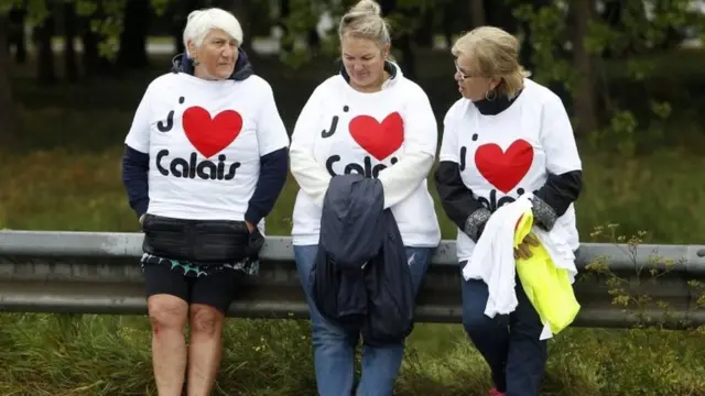 People wear tee-shirts reading "I love Calais" during a demonstration in Calais (05 September 2016)