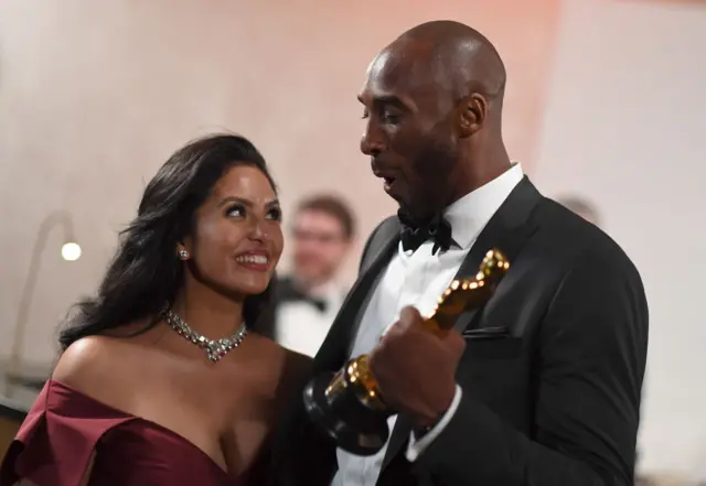 Kobe n'umugore we Vanessa Laine mu 2018 bakira igihembo cya Oscar